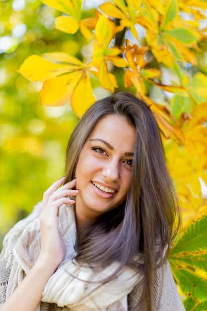 Giovane donna nella foresta d&#39;autunno