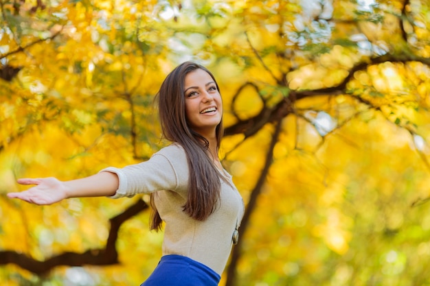 Giovane donna nella foresta d&#39;autunno