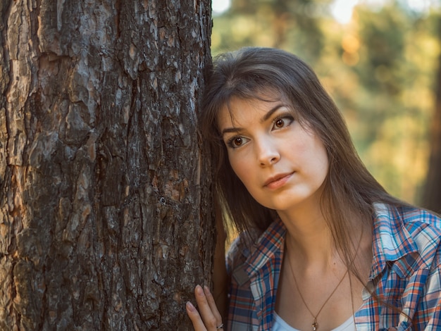 Giovane donna nella foresta