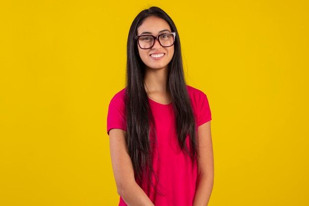 Giovane donna nella foto dello studio che indossa camicia e occhiali