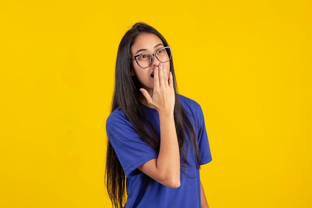 Giovane donna nella foto dello studio che indossa camicia e occhiali