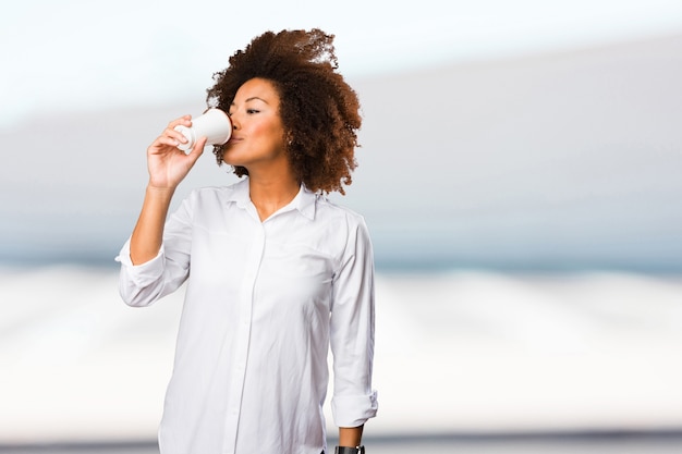 giovane donna nera che beve un caffè