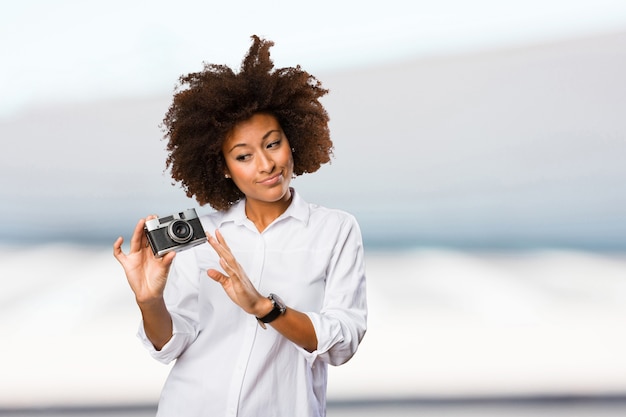 giovane donna nera utilizzando una macchina fotografica d&#39;epoca