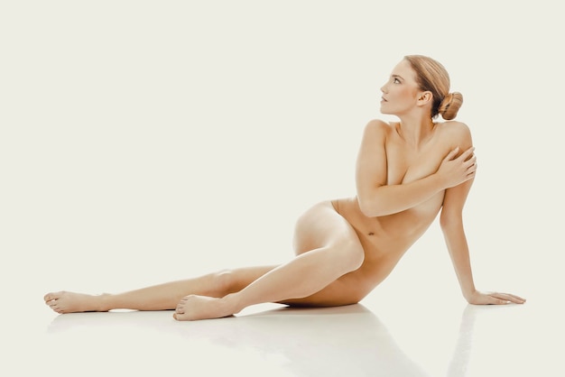 Giovane donna nuda sullo sfondo bianco