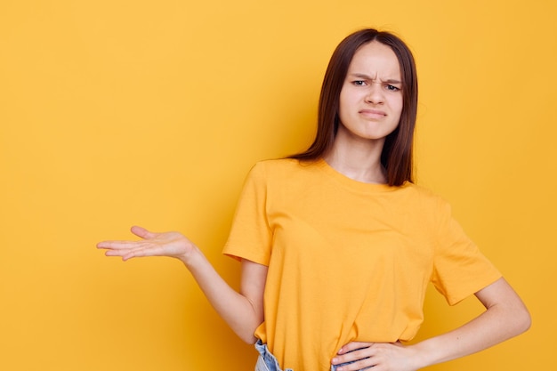 Giovane donna ottimista che posa lo stile di vita casual dell'abbigliamento di moda della gioventù inalterato