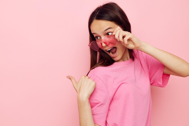 Giovane donna ottimista in uno stile di vita di abiti casual maglietta rosa inalterato