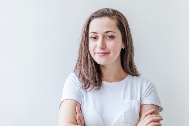 Giovane donna positiva felice del ritratto di bellezza isolata