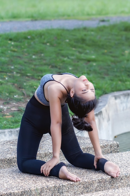 giovane donna pratica dello yoga