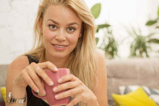 Giovane donna presso la caffetteria