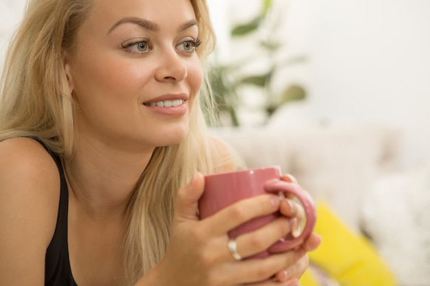 Giovane donna presso la caffetteria