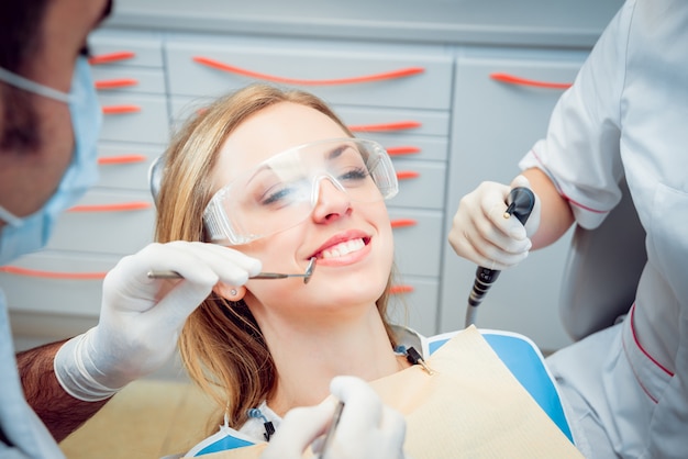 Giovane donna presso lo studio dentistico.