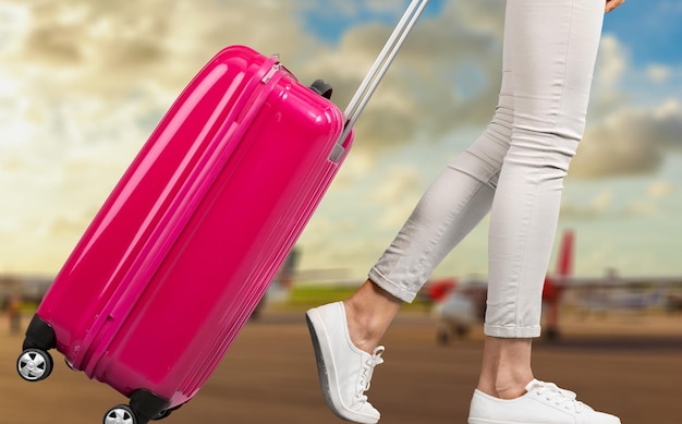 Giovane donna pronta per le vacanze estive