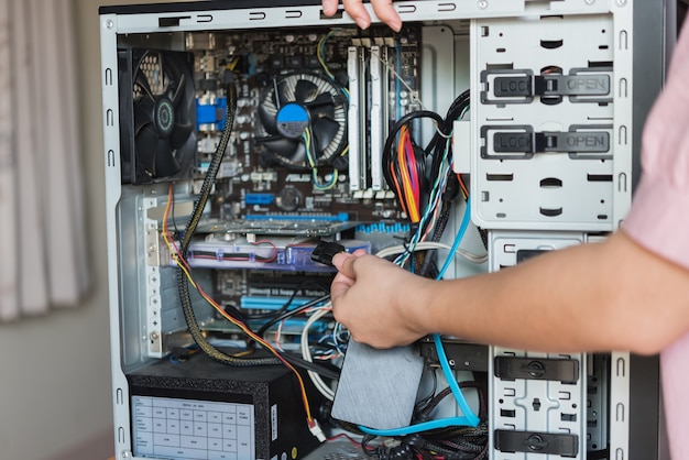 Giovane donna riparazione computer