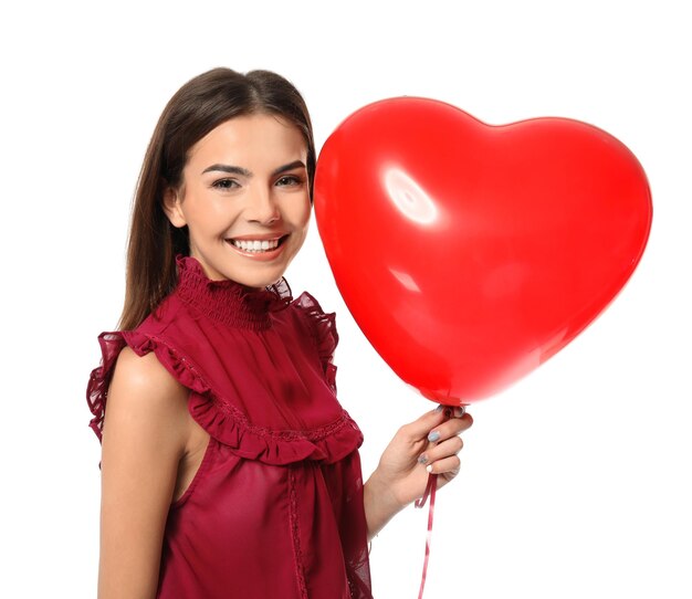 Giovane donna romantica con palloncino a forma di cuore per San Valentino su sfondo bianco