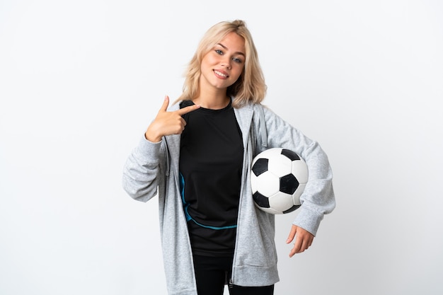 Giovane donna russa che gioca a calcio isolato su bianco dando un pollice in alto gesto