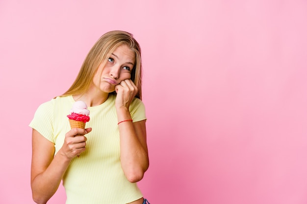 Giovane donna russa che mangia un gelato isolato che si sente triste e pensieroso, guardando lo spazio della copia.