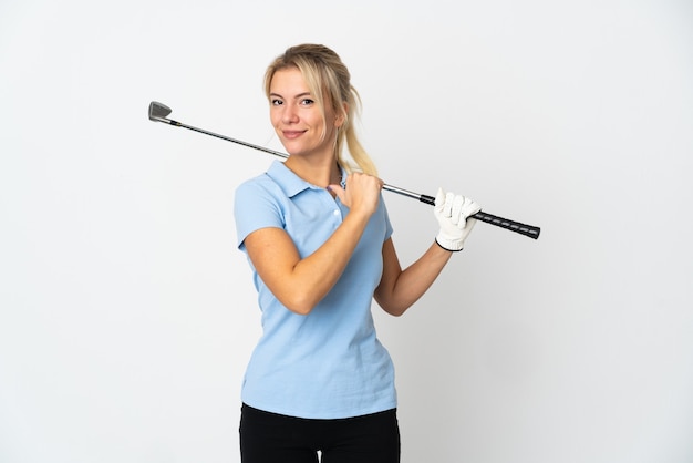 Giovane donna russa del giocatore di golf isolata su fondo bianco orgogliosa e soddisfatta di sé