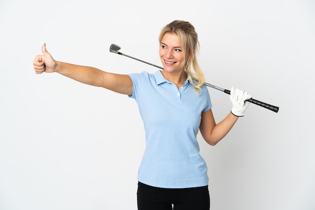 Giovane donna russa del golfista isolata sulla parete bianca che dà un pollice in alto gesto