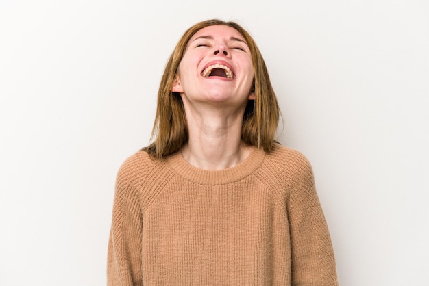 Giovane donna russa isolata su sfondo bianco collo ridente rilassato e felice allungato mostrando i denti