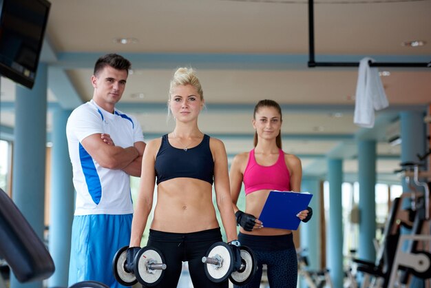 giovane donna sana e in forma in palestra fitness sollevamento pesi e lavorare sui muscoli del sedere