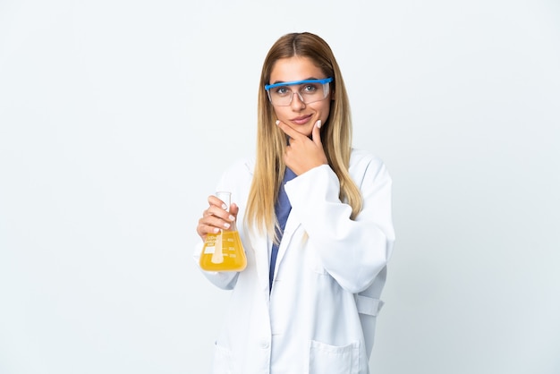 Giovane donna scientifica isolata sul pensiero muro bianco