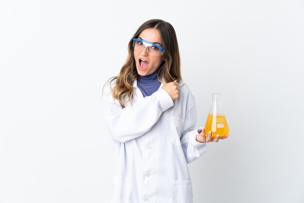 Giovane donna scientifica rumena isolata su uno spazio bianco che celebra una vittoria