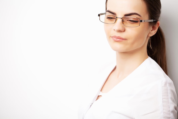 Giovane donna scienziato con occhiali protettivi laboratorio chimico scientifico