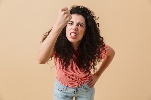 Giovane donna scontenta che mostra il suo pugno