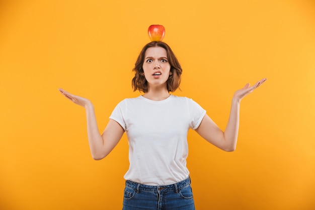 Giovane donna scontenta confusa che sta isolata