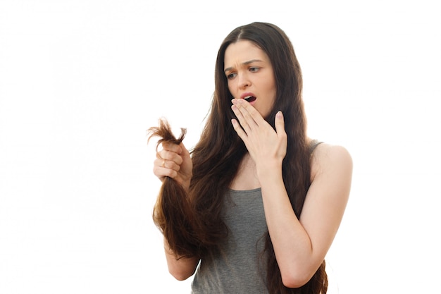 Giovane donna sconvolta dal problema dei capelli divisi