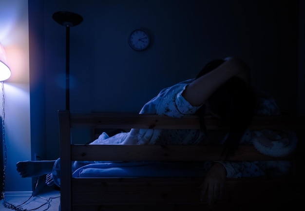 Giovane donna sdraiata a letto a casa
