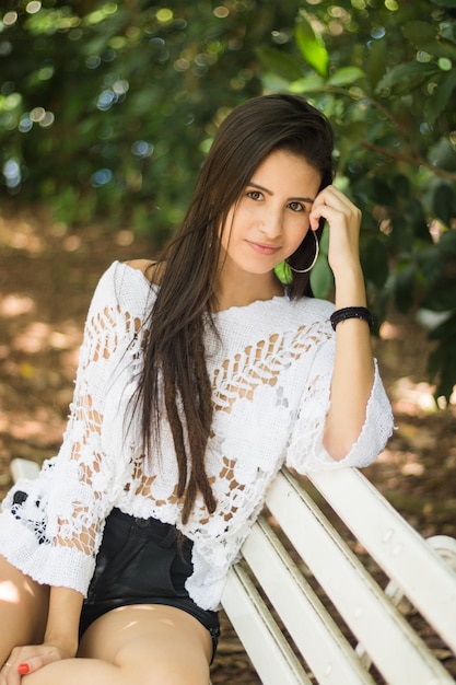 Giovane donna seduta all'aperto