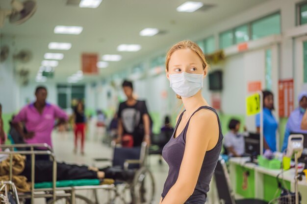 Giovane donna seduta in ospedale in attesa di un appuntamento dal medico Pazienti nella sala d'attesa dei medici