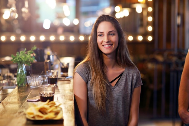 giovane donna seduta in un caffè