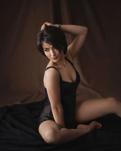 Giovane donna sexy Studio fotografico scuro