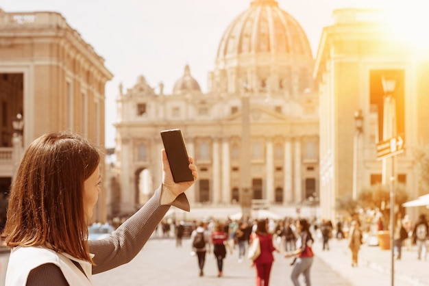 giovane donna si fa un selfie su uno smartphone concetto di viaggio turistico viaggio selfie blogger italia