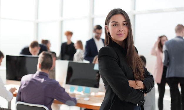 Giovane donna sicura di affari sullo sfondo dell'ufficio