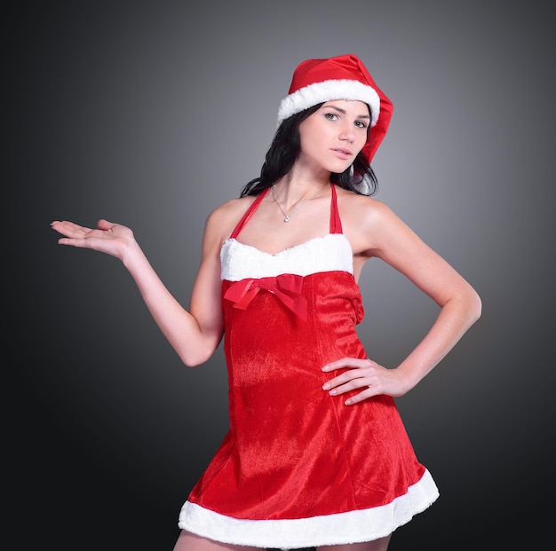 Giovane donna sicura in costume di Babbo Natale che mostra di copiare