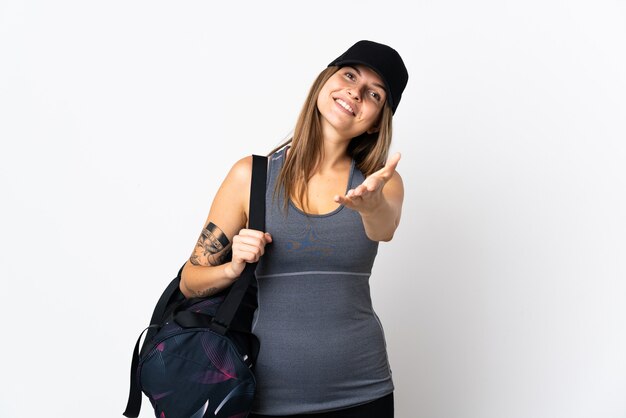 Giovane donna slovacca di sport con borsa sportiva che stringe la mano per chiudere un buon affare