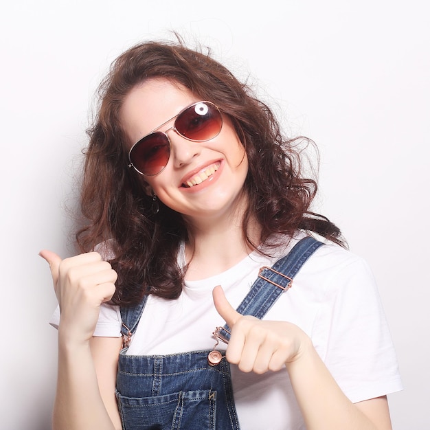 Giovane donna sorpresa che indossa occhiali da sole Ritratto emotivo