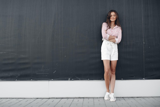 Giovane donna sorridente all'aperto