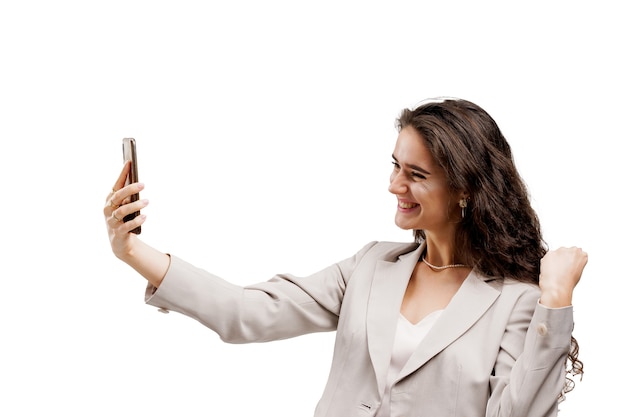 Giovane donna sorridente che cattura un selfie