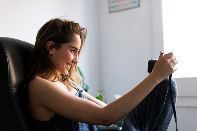 Giovane donna sorridente che guarda l&#39;obbiettivo