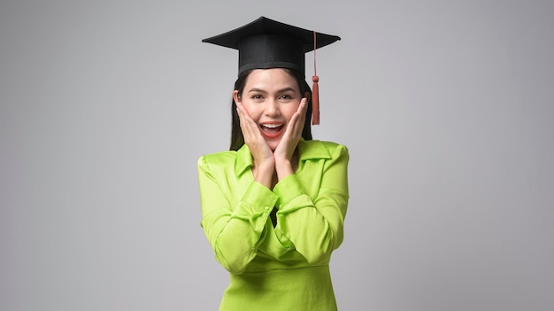 Giovane donna sorridente che indossa il cappello di laurea per l'istruzione e l'università conceptx9