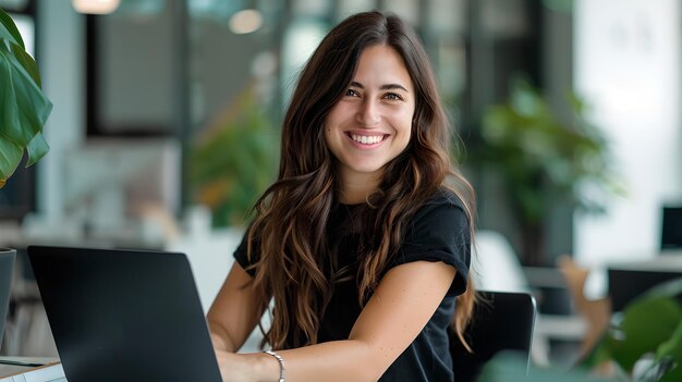 Giovane donna sorridente che lavora al portatile in uno spazio di ufficio moderno Stile aziendale casuale Freelancer al lavoro Ritratto di lavoratore contemporaneo AI