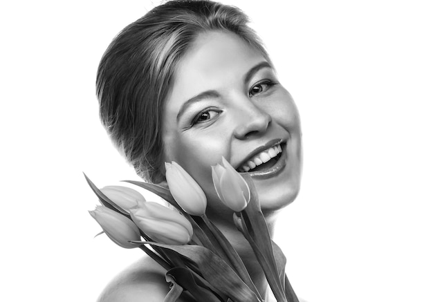 Giovane donna sorridente con tulipani gialli