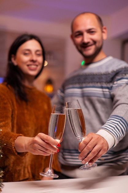 Giovane donna sorridente con un drink in mano