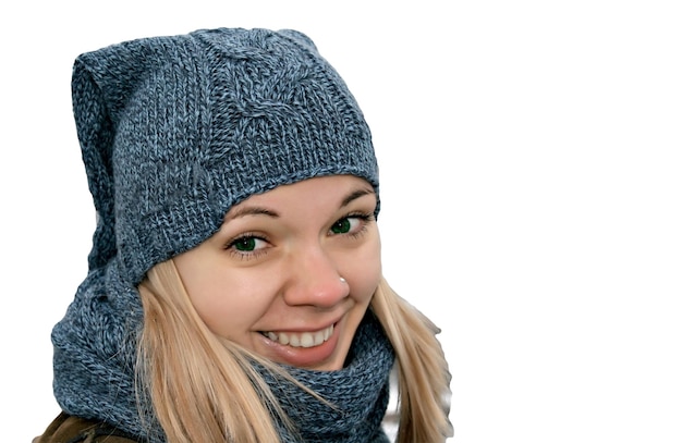 Giovane donna sorridente in cappello isolato