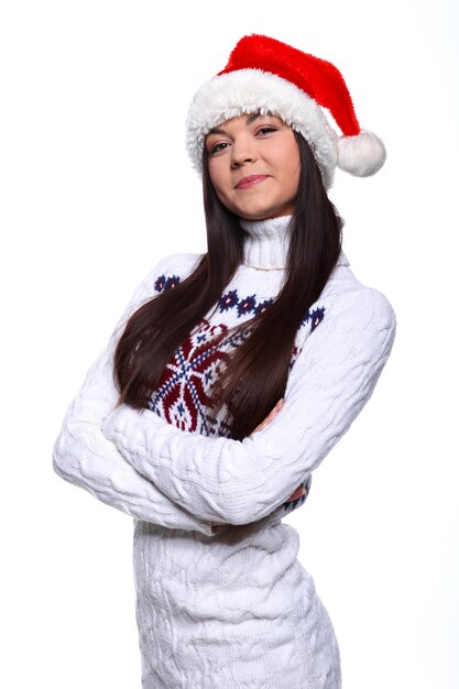 Giovane donna sorridente in cappello rosso di natale a sfondo bianco