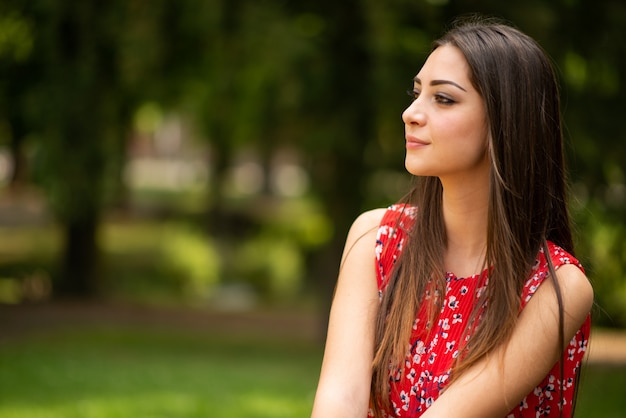 Giovane donna sorridente in un parco